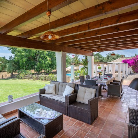 Enjoy sweet treats with a cup of coffee as you socialise in the shade of the covered patio