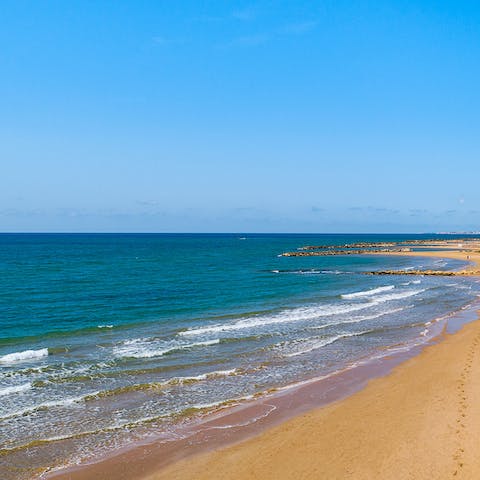 Feel the rejuvenating spirit of the sea from this home on the sandy beach of Donnalucata