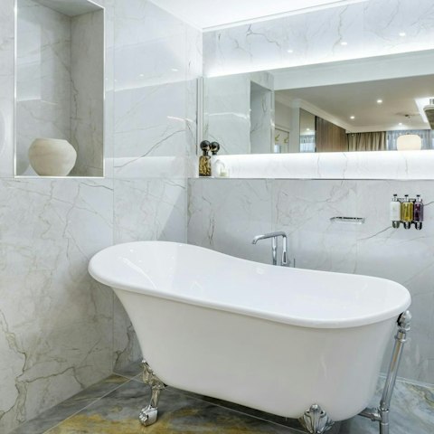 Relax and unwind in the integrated freestanding bath