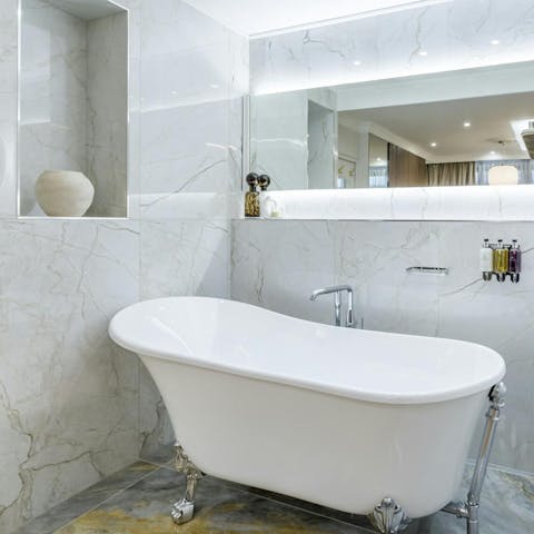 Relax and unwind in the integrated freestanding bath