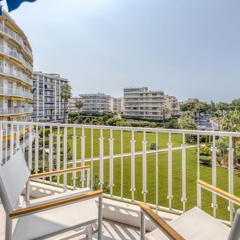 Plan your day over breakfast on the scenic balcony