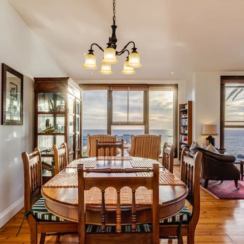 Enjoy meals together without ever taking your eye off the incredible view