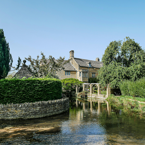 Drive just ten minutes to the beautiful canals of Bourton-on-the-Water