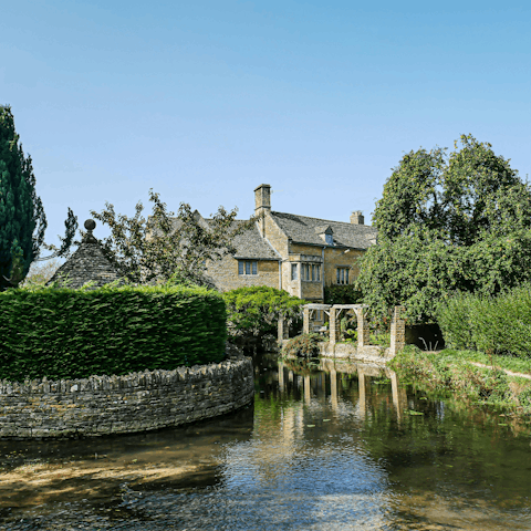 Drive just ten minutes to the beautiful canals of Bourton-on-the-Water