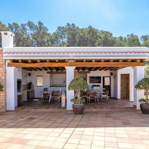 Have your private chef prepare a barbecued feast in the outdoor dining room