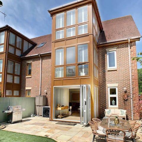 Cook up delicious meals on the barbecue or enjoy sundowners with friends on your alfresco dining setup