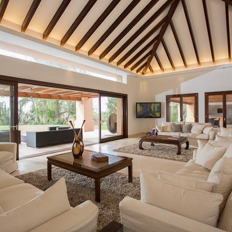 Open the terrace doors and enjoy the lightness of the living room