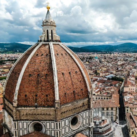 Discover Florence on foot – the Duomo is a ten-minute stroll away