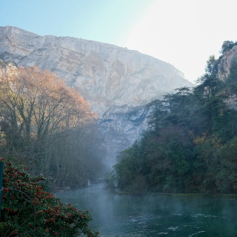 Explore the stunning scenery of Fontaine de Vaucluse on your doorstep