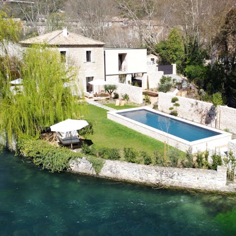 Enjoy the garden and its exclusive river access