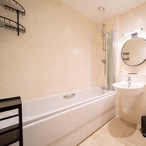 Relax after a day of exploring the coast in the bathtub