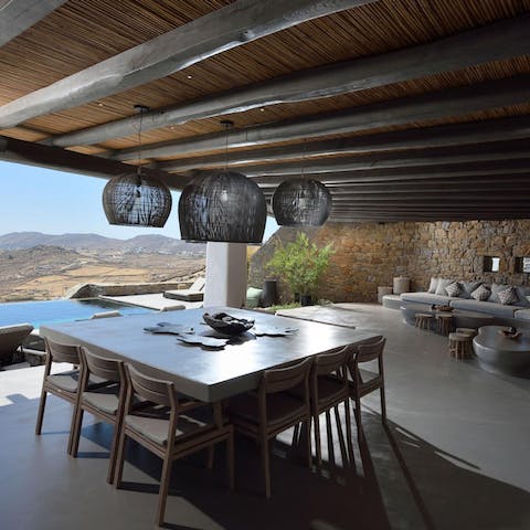 Get together in this gorgeous outdoor dining area