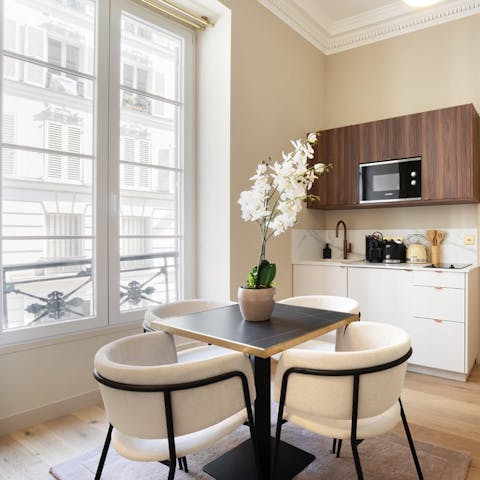 Dine alongside views of Paris' surrounding streets