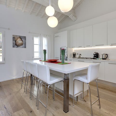 Gather for heartwarming evenings in the kitchen and raise a glass to the magic of Florence