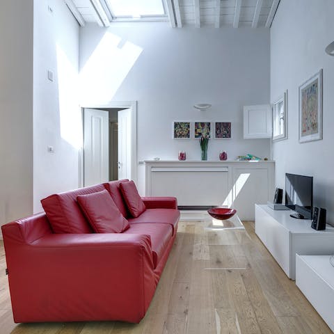 Enjoy the lightness and ease of Italian living from this traditional apartment
