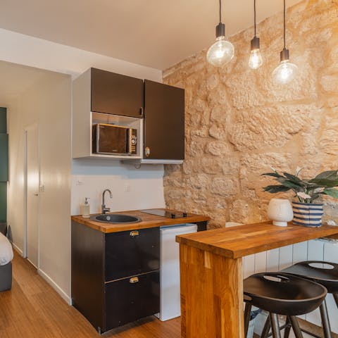 Hatch plans at the breakfast bar with freshly brewed coffees