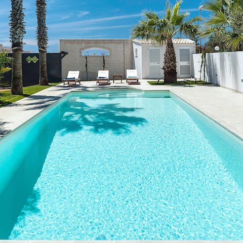 Alternate between sunbathing and cooling down in this beautiful, shared pool