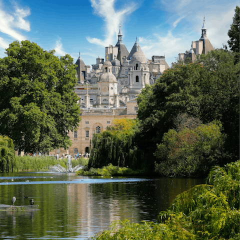 Stroll to peaceful Hyde Park, seven minutes away