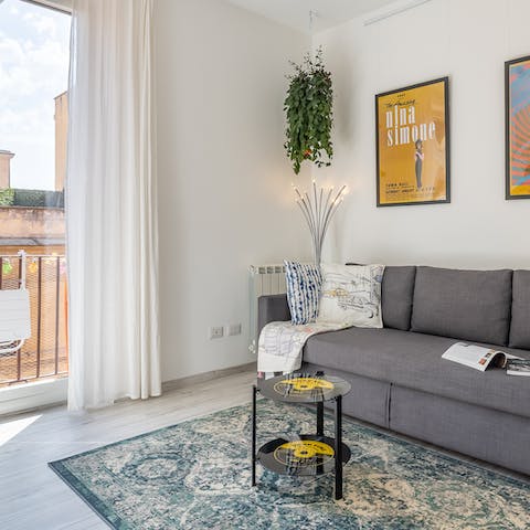 Immerse yourself in the cosy and bright ambience of this lovely studio