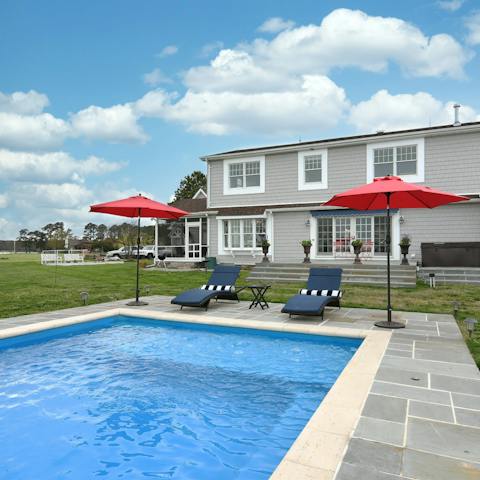 Float about gracefully in the swimming pool and dry off on one of the loungers