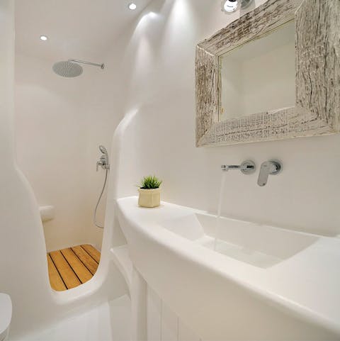 Admire the relaxing quirky bathroom
