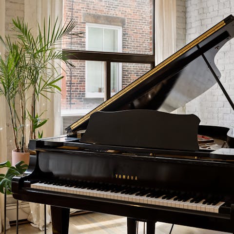 Play New York inspired songs on the piano