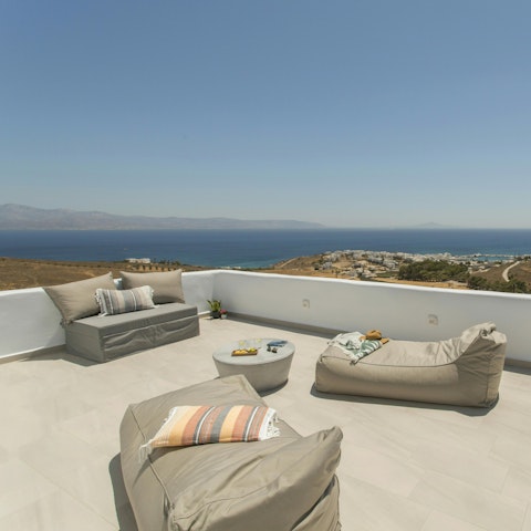 Relax in comfort on the sunny roof terrace
