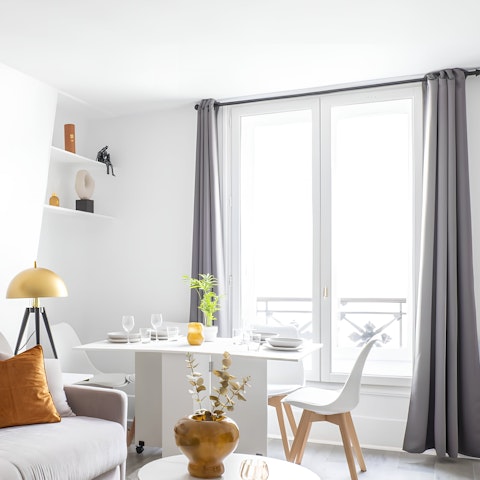 Open the doors to the Juliet balcony and enjoy a glass of wine in the sun