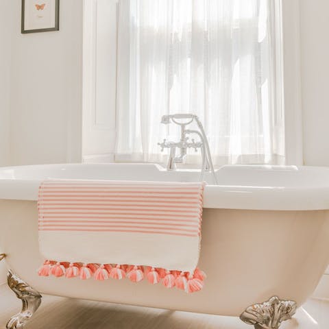 Close your eyes and forget your cares in one of the rolltop bathtubs