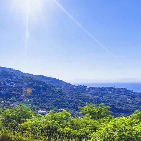 Stay just 300 metres from the town centre of Sant'Agata Sui Due Golfi