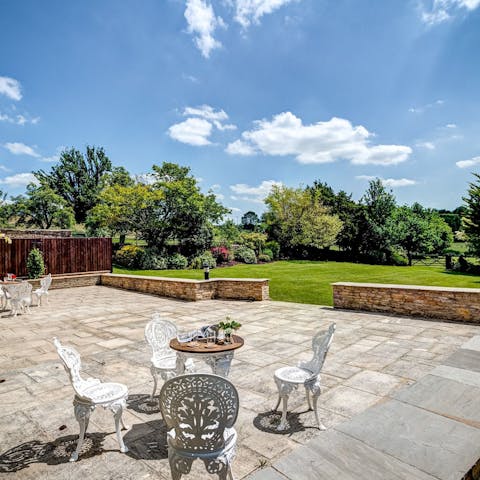 Enjoy relaxing afternoons with drinks in the garden