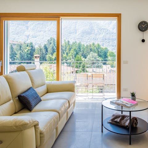 Enjoy a glass of Prosecco in the living room with its hillside vistas