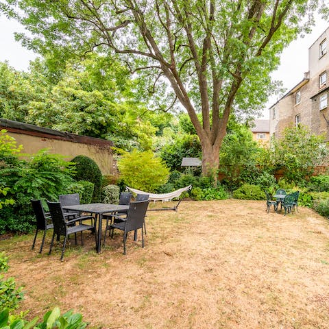 Enjoy alfresco drinks in the communal garden