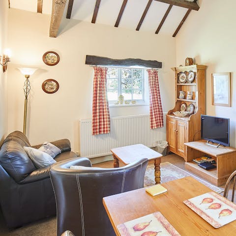 Relax on the sofa after a day of exploring the area, sipping on a glass of red wine and watching the smart TV