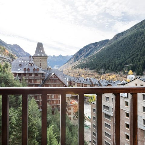 Soak up dreamy views of Aran Valley from your cosy home from home