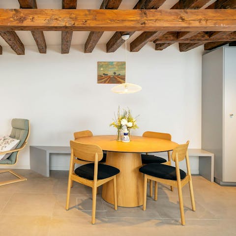 Share Venetian bites under the wooden beams