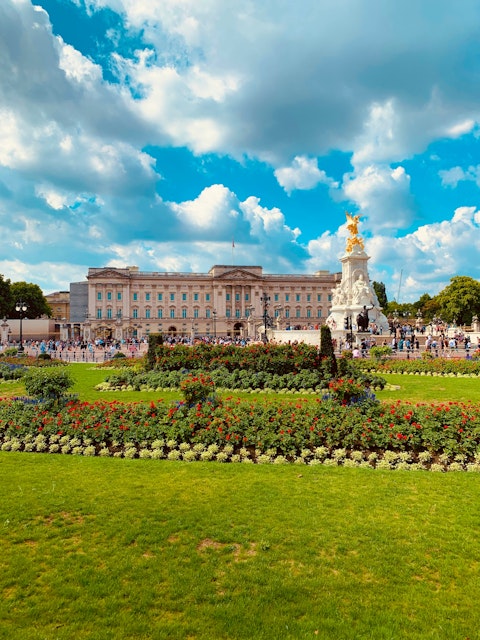 Stroll twenty minutes to Buckingham Palace for some royal sightseeing