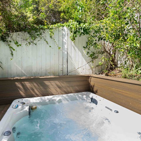 Relax in the Californian sun in the hot tub