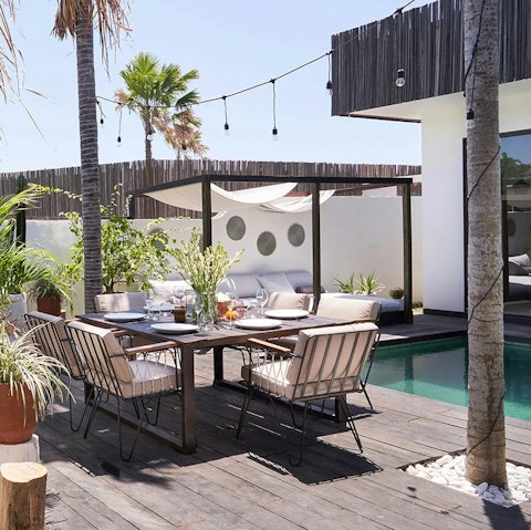 Dine alfresco in the beautiful Bali sunshine