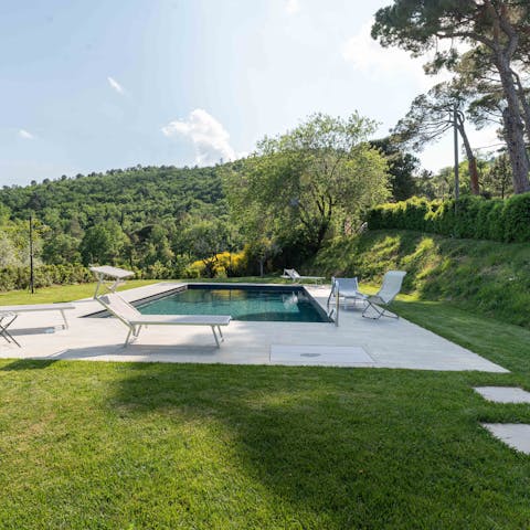 Make your way down to the garden and bathe in the natural elements