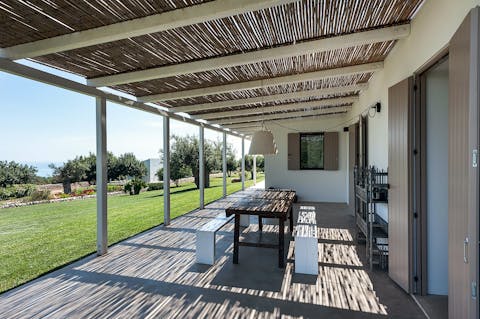 Tuck into tasty home-cooked feasts with your loved ones around the alfresco dining set