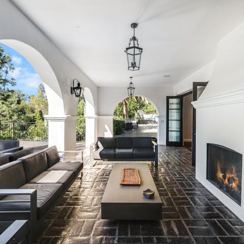 Enjoy the indoor-outdoor living set up – perfect for relaxing with cocktails