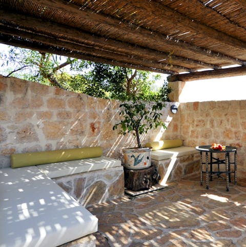 Cook up a quick dinner in the barbecue area, or just sit around and enjoy a drink