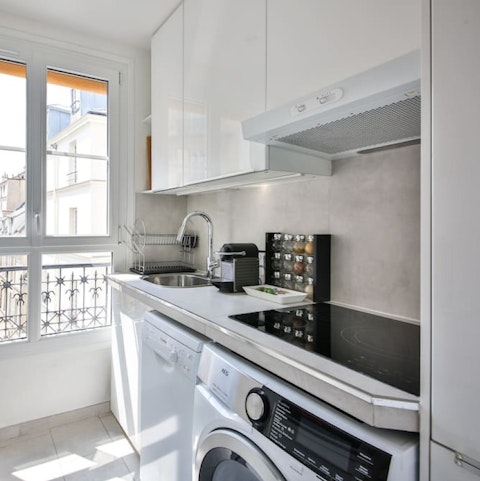 Whip up a quick bite in the kitchen before sightseeing