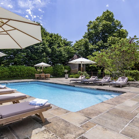 Cocktail in hand, poolside chic!