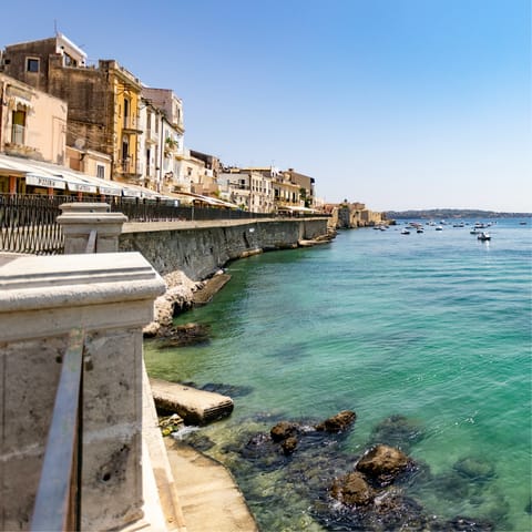 Visit the Baroque city of Syracuse 4 kilometres away