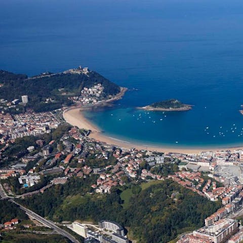 Walk less than 10 minutes to La Concha beach