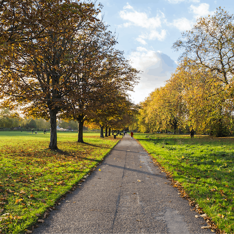 Enjoy after-dinner strolls around Hyde Park