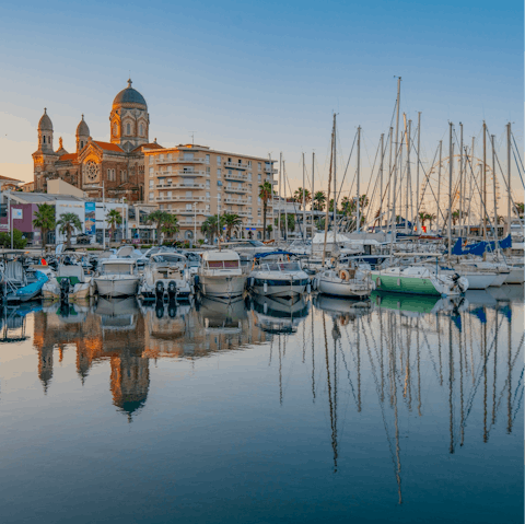 Take a short drive to Saint-Raphaël, located close by