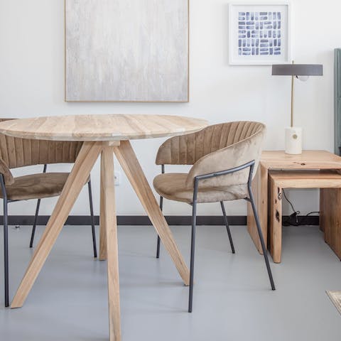 Start mornings with fresh coffee and locally bought pastéis de nata at the chic dining table